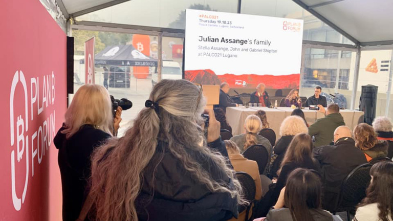 A lezione di libertà: studenti USI in dialogo con la famiglia di Julian Assange
